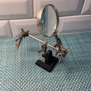 Vintage Fly Fishing Lure Tool-Magnifying Glass & stand & 1 of 2 Clips. No flaws